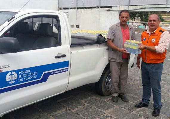 Tribunal doa 1.200 garrafas de água para desabrigados da chuva