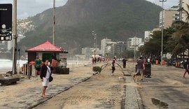 Ressaca deixa 'mar de areia', quebra deque e danifica quiosques no RJ
