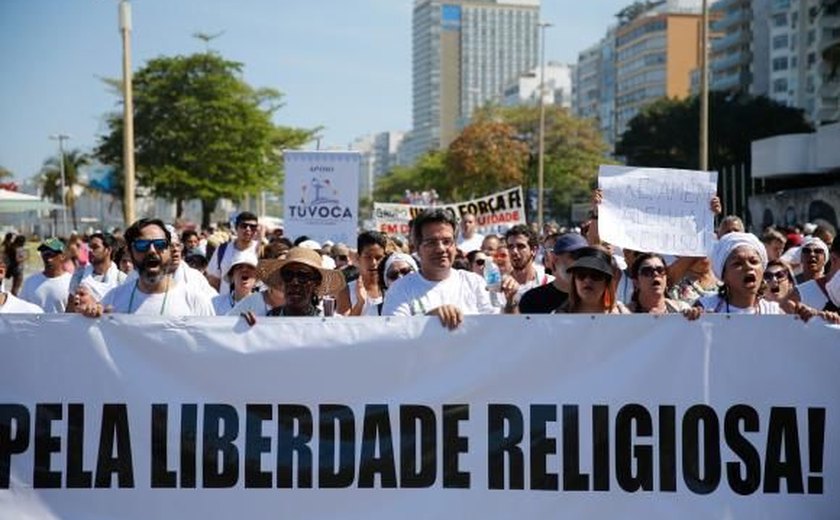 Manifestantes protestam contra intolerância religiosa em ato no Rio de Janeiro
