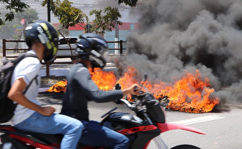 Trabalhadores do Veredas protestam no 12º dia de greve por salários