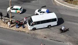 Acidente entre moto e micro-ônibus deixa mulher ferida em Arapiraca