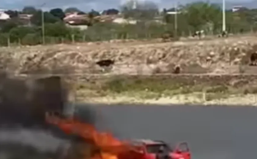 Veículo fica completamente destruído após incêndio em Piranhas