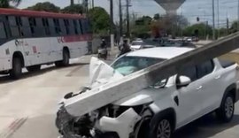 Carro perde o controle e derruba poste no Cidade Universitária
