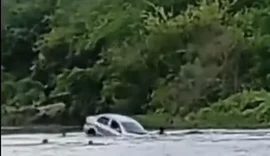 Carro é arrastado por correnteza em ponte no Sertão de Alagoas
