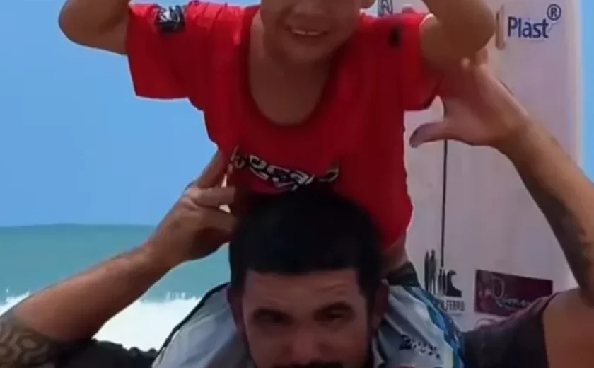 João do Fusca, de apenas 6 anos, é bicampeão em etapa de surf em Porto de Galinhas