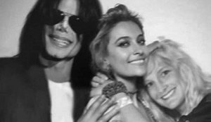Filha de Michael Jackson faz montagem com foto de família