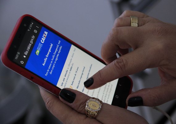 Beneficiários dos R$ 600 reclamam do aplicativo Caixa Tem