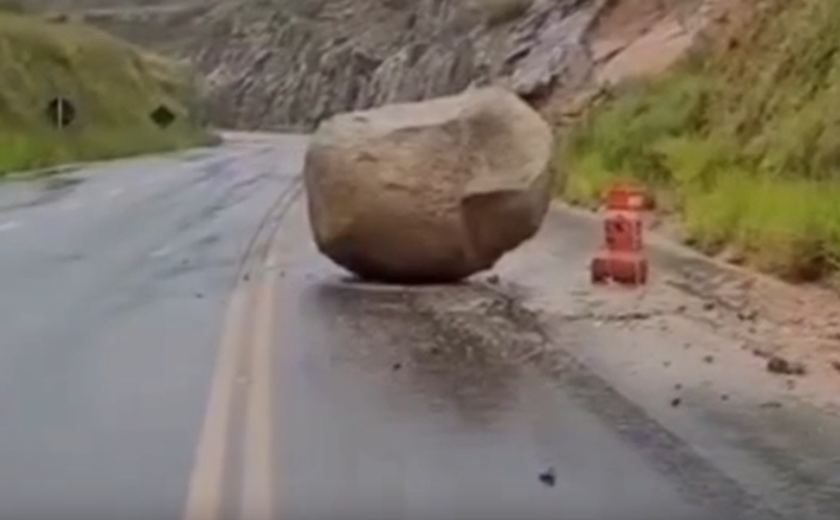 Pedra se desprende, desaba e vai parar no meio da BR-416, na Serra da Catita