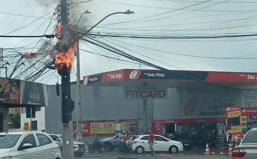 Fiação de poste de energia elétrica pega fogo em avenida movimenta e assusta populares no São Jorge