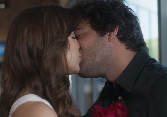 Tiago e Marina vivem romance em Curitiba