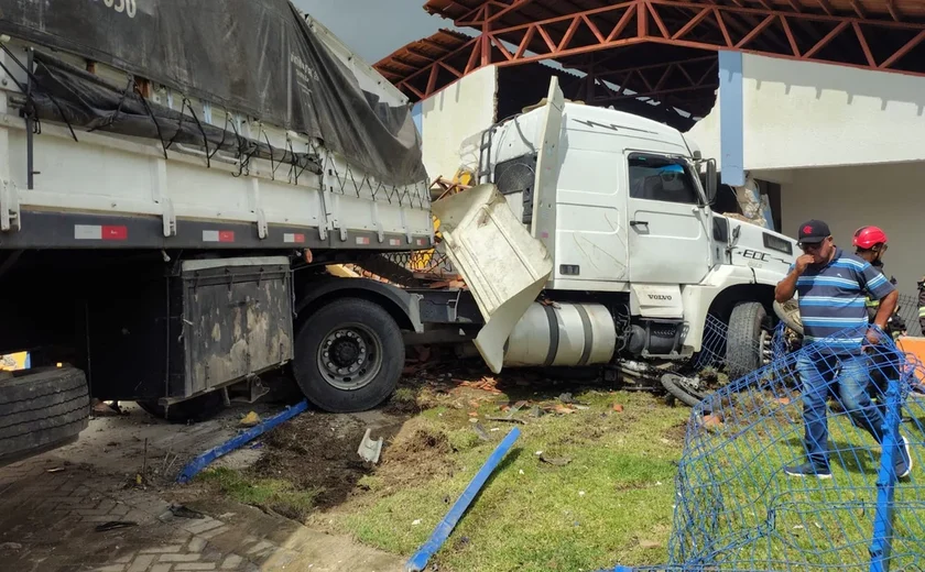 Carreta desgovernada invade escola recém-inaugurada em São Sebastião