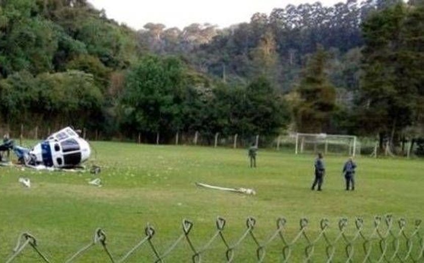 Helicóptero que levava governador cai em campo de futebol do Espírito Santo