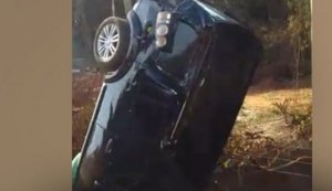 Carro com filhos do cantor Leonardo cai dentro de rio