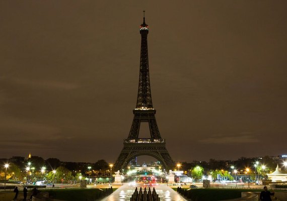 Torre Eiffel terá luzes apagadas em solidariedade aos mortos em Barcelona