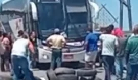 Taxistas protestam em Maceió e bloqueiam avenida contra fiscalizações de Marechal Deodoro