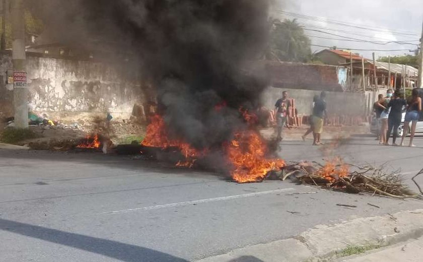 Comunidade fecha AL-101 Norte em Riacho Doce