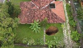 Cratera surge dentro de terreno em imóvel no Pinheiro