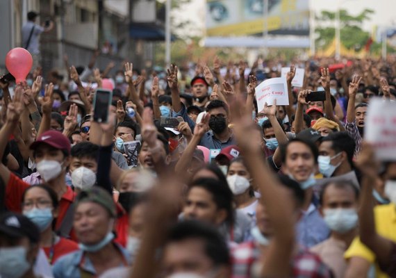 Protestos contra golpe de Estado continuam em Myanmar