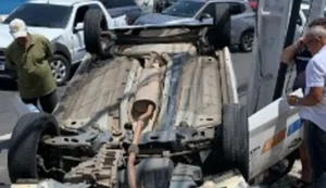 Táxi capota após colidir com outro veículo na Mangabeiras