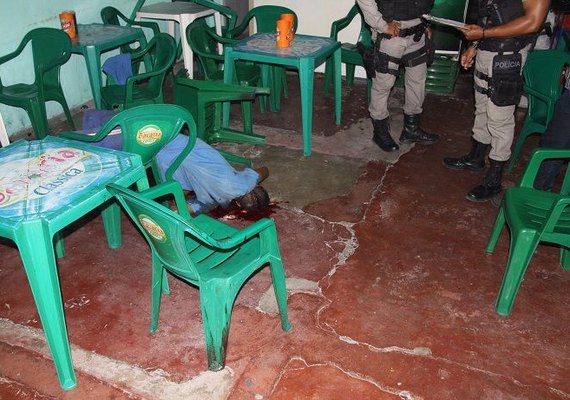 Homem é executado com tiro na cabeça dentro de bar no bairro da Ponta Grossa