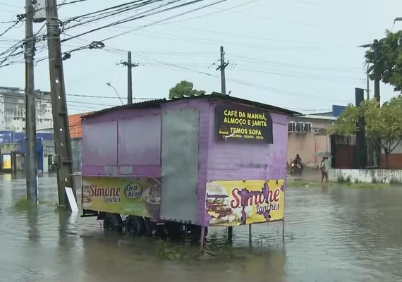 Chuva no Grande Recife: duas pessoas morrem após levar choque elétrico em avenida alagada