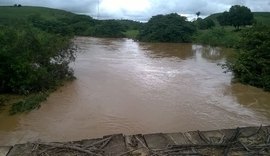 Rio Jacuípe transborda por conta das chuvas e deixa cidade inundada