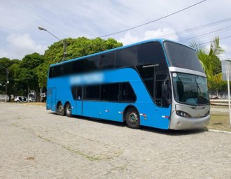 Ônibus é flagrado fazendo transporte turístico irregular na Ponta Verde