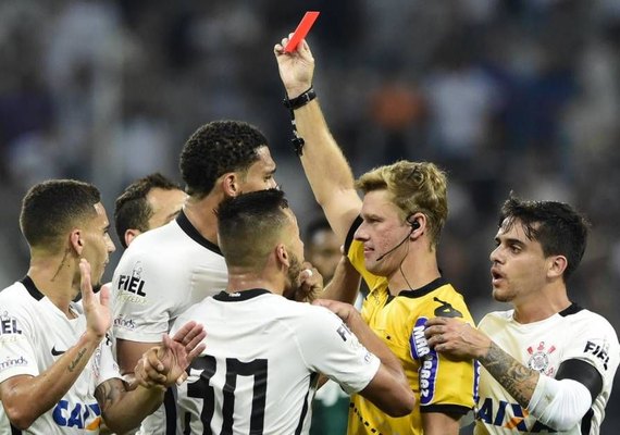 Corinthians supera lambança da arbitragem e quebra jejum em clássico
