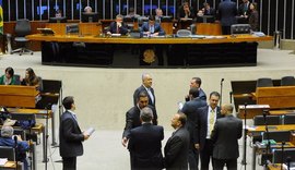 Câmara abre sessão na madrugada e permite à CCJ discutir denúncia de Temer