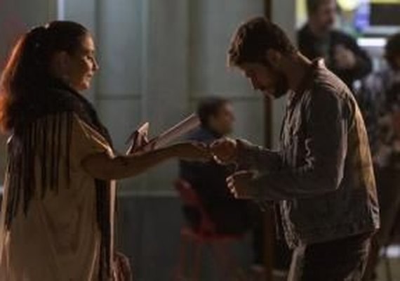 'A Força do Querer': Zeca reencontra a mãe em bar, mas não a reconhece