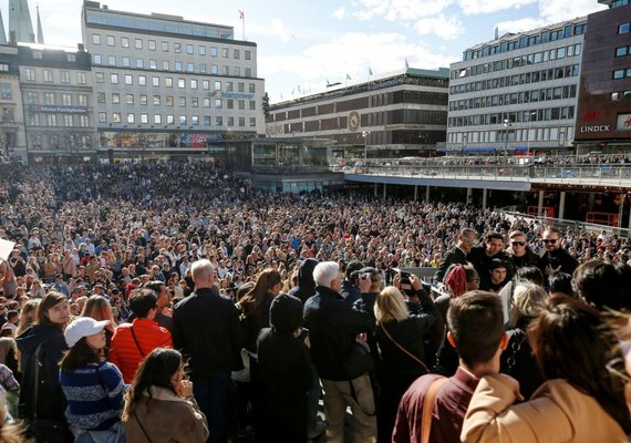 Multidão se reúne em praça da capital sueca e presta tributo ao DJ Avicii
