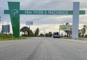 Veículo capota na AL-101 Sul e deixa uma pessoa presa às ferragens em Piaçabuçu