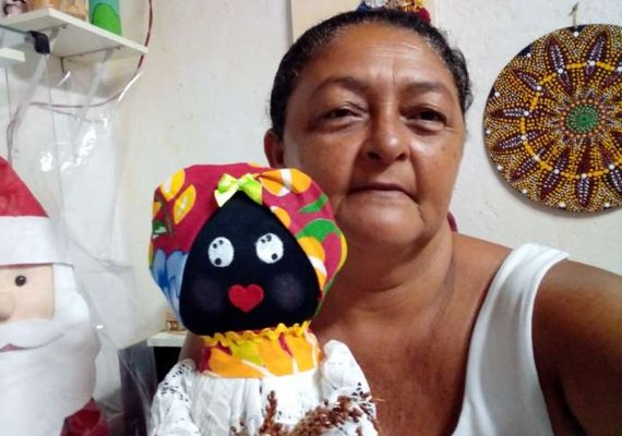Quilombola assistida pela Emater utiliza parte da renda para investir no artesanato