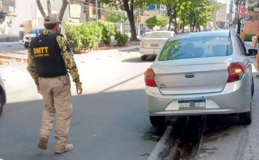 Motorista inabilitado é flagrado em veículo irregular durante fiscalização na Ponta Verde
