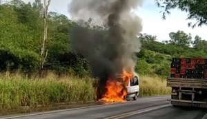 Veículo pega fogo na em trecho da BR-104 próximo a União dos Palmares