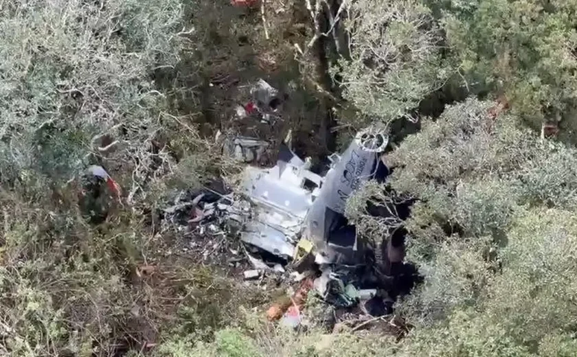 Bombeiros encontram helicóptero com corpo do cantor Rick