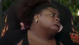 Eita! Jojo Todynho toma banho sem sutiã e deixa a comissão de frente à mostra