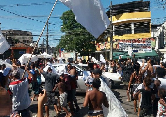 Moradores do Morro do Alemão fazem protesto após morte de adolescente