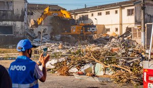 Prefeitura de Maceió começa a remover entulhos de prédio que desabou após explosão