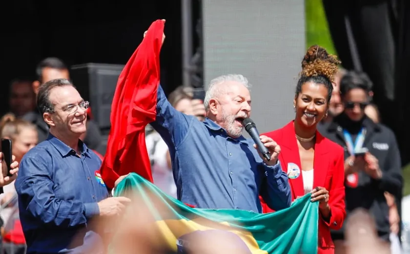 Lula diz que, se eleito, vai mexer no orçamento secreto