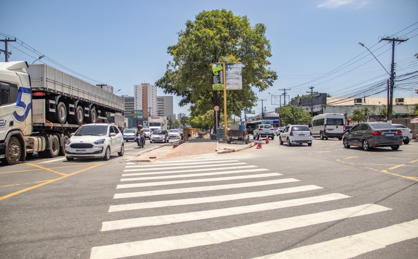 Infraestrutura interdita trechos de retornos da Fernandes Lima para serviços de pavimentação da ciclovia