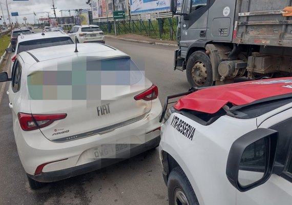 Colisão envolvendo viatura da Polícia Militar de Alagoas é registrada em Arapiraca