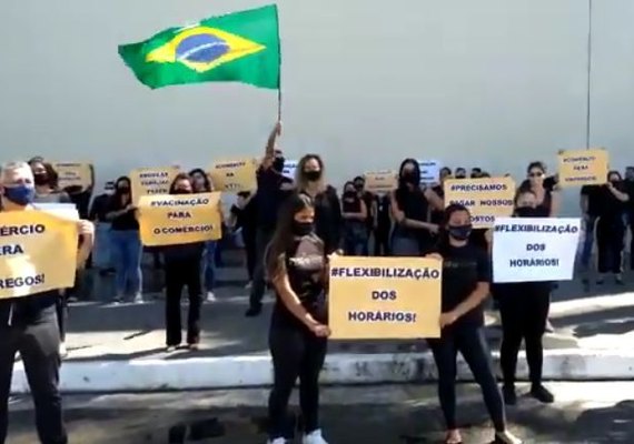 Trabalhadores fazem ato público por flexibilização de horários em shoppings