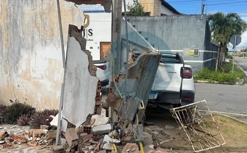 Batida entre carros termina com veículo atingindo muro em Arapiraca