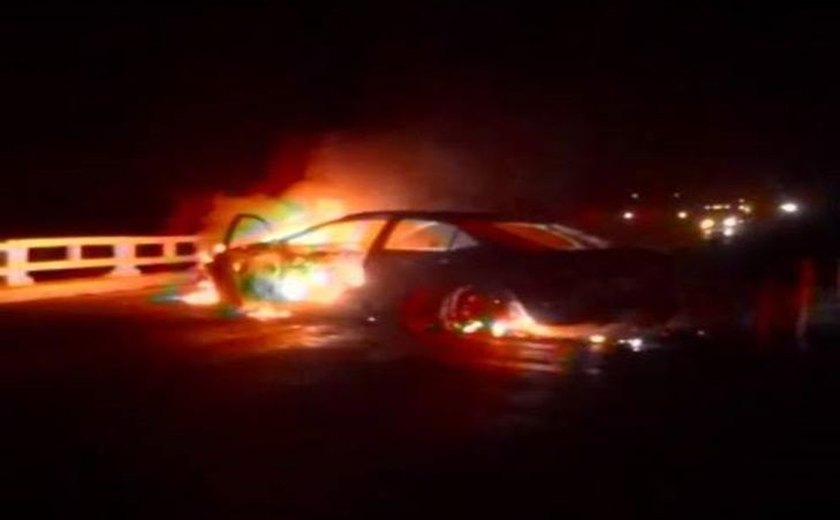 Bando incendeia veículo e ataca carro-forte no Sertão de Alagoas