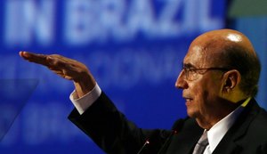 Henrique Meirelles diz a jornalistas que 'a economia brasileira vai bem'