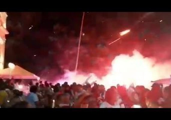 Explosão de fogos de artifício deixa 24 fiéis religiosos feridos em carreata