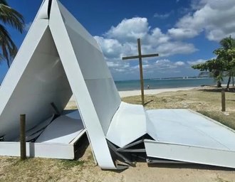 Fortes ventos derrubam Capelinha do Jaraguá, um dos pontos conhecidos de Maceió