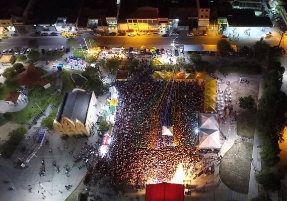 Sertanejos deliram na noite de 'São João' em Delmiro Gouveia
