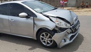 Motorista reduz velocidade após ponto de ônibus em rodovia e carro colide em sua traseira